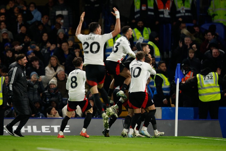 REVIJA PENALA U LONDONU Potpuna ludnica na "Krejven Kotidžu" Fulam preživeo Ipsvič, spasila ga stativa