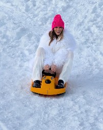 VATRA NA LEDU Zimski odmor vatrene Sicilijanke, u prvom planu dekolte na skijaškom odelu