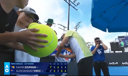 ŠOU POSLE POBEDE Australijanac eliminisao Džumhura, pa potpisao zastavu Srbije i slavio sa navijačem u dresu Jokića