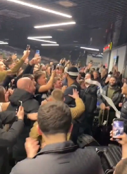 TOTALNA LUDNICA Navijači Partizana dočekali igrače na "Tesli" (VIDEO)