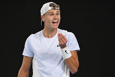 SRBI MU OVO NEĆE OPROSTITI Rune udario na naše navijače, pa se "vadio" (VIDEO)