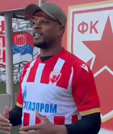 SLAVNI FRANCUZ STIGAO NA "MARAKANU" Obukao Zvezdin dres, pa progovorio srpski, posebno se oduševio kada je video OVOG čoveka (VIDEO)