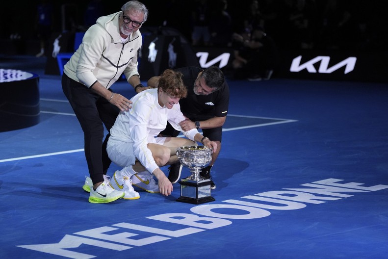 POTPUNA LUDNICA Siner ubedljivo prvi, Alkaraz tek deseti, a evo na kom je mestu Novak (FOTO)