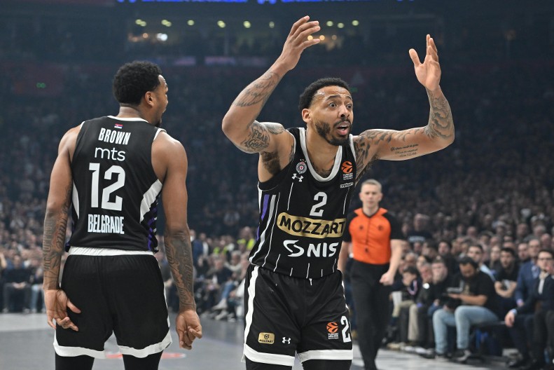 KARLIK DŽONS UDARIO NA SUDIJE: Nije bio faul u poslednjem napadu