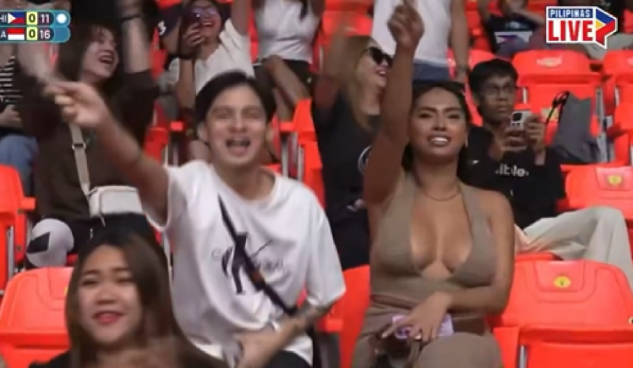 NIJE NI SLUTILA ŠTA SLEDI Navijačici tokom slavlja ispale grudi uživo u prenosu na TV (VIDEO)