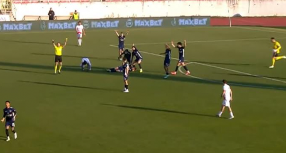 LEDI KRV U ŽILAMA Horor scena u Superligi Srbije: Jeziv sudar fudbalera glavama, jedan ostao nepomično da leži (VIDEO)