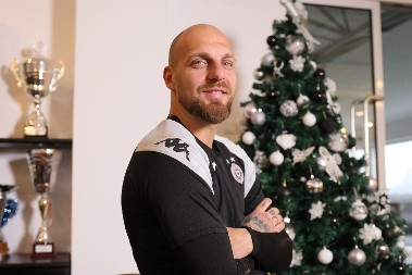 "TRUDIM SE DA POMOGNEM MOMCIMA DA STASAJU KAO PRAVI LJUDI" Glavna karika Partizanove odbrane, golman Marko Milošević za sport.alo: U Srbiji kada se rodiš, opredeliš se za Partizan ili Zvezdu, to je stvar karaktera svakog od nas" 