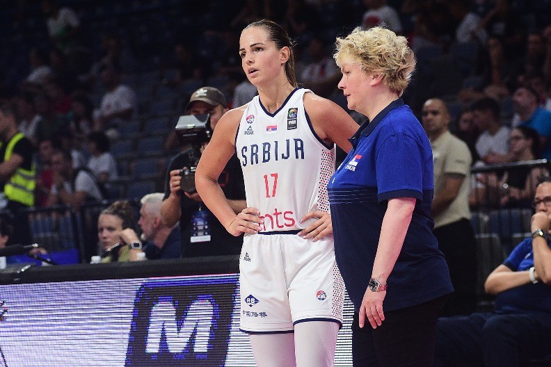 NE DOMINIRA SAMO NA TERENU Jovana je najbolja srpska košarkašica, a kada ne nosi dres "puca" kako izgleda (FOTO)