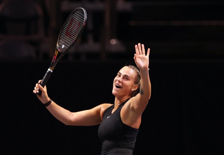 PONOVO "PROVOCIRA" Sabalenka "zamešala" u tesnoj suknjici (VIDEO)