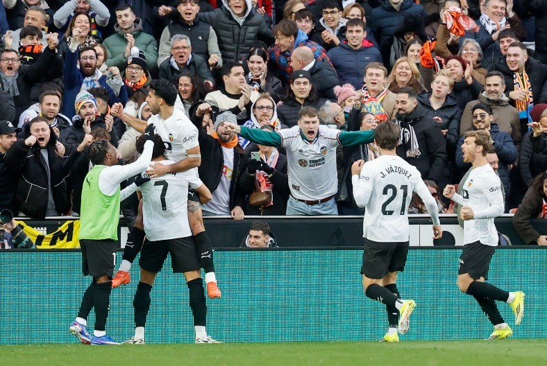 POTPUNI DELIRIJUM NA "MESTALJI" Dmitrović poklekao u 94. minutu nadoknade za erupciju oduševljenja na tribinama