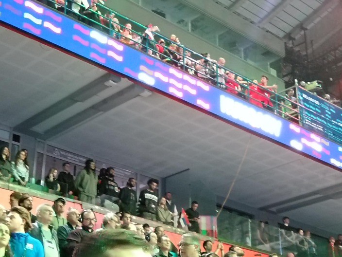 POSEBNA PODRŠKA ZA "DELFINE" Košarkaši Zvezde navijali za Srbiju 