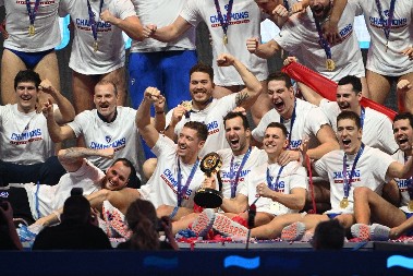 SRBIJA JE ŠAMPION EVROPE! "Delfini", vi ste naši heroji: Vaterpolisti u pravom klasiku srušili Mađare i okitili se zlatom! 