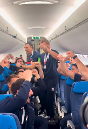 SKANDAL BEZ PRESEDANA Hrvati posle finala pevali ratnu pesmu iz sveg glasa u avionu (VIDEO)