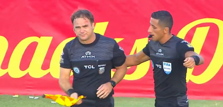 NEVIĐEN SKANDAL U ARGENTINI Sudija pogođen šipkom u glavu, meč hitno prekinut! (VIDEO)