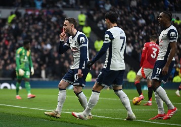 "CRVENI ĐAVOLI" NASTAVLJAJU DA TONU Sudar posrnulih velikana pripao Totenhemu