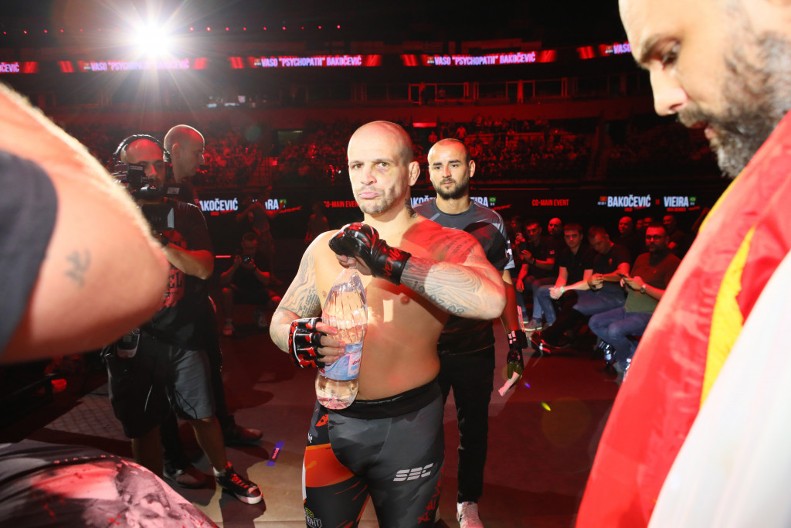 VASO ODLAZI U PENZIJU Ovo navijači nikada neće zaboraviti: Najveći haos "Psihopate" i opšta tuča, nije se znalo ko koga pesniči (VIDEO)