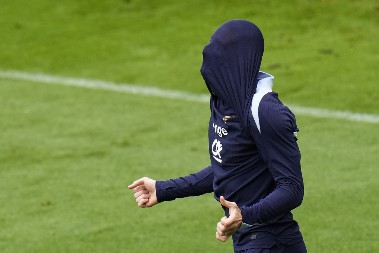 ZEMLJOTRES, POŽARI, PLJAČKA Ovaj čovek je magnet za katastrofe