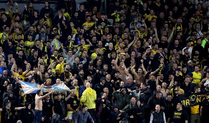 HAOS U GRČKOJ Sukobili se navijači PAOK-a i AEK-a, ima povređenih u žestokoj tuči