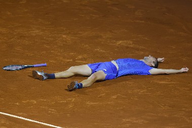 NIKAD EMOTIVNIJA PROSLAVA Đere pao na zemlju, pa se drhtavim rukama uhvatio za glavu, istorijski trenutak za Lasla (VIDEO)