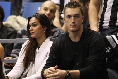 "ZAPALILI" SU MREŽE Atraktivna sportistkinja objavila vrelu fotografiju u kupaćem kostimu sa suprugom tik pored bazena (FOTO)