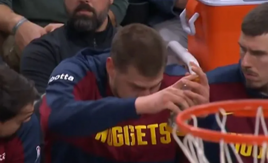 NIKADA NIJE BIO OVOLIKO BESAN Jokić potpuno pogubio živce: Srbin totalno "poludeo" na klupi Denvera (VIDEO)
