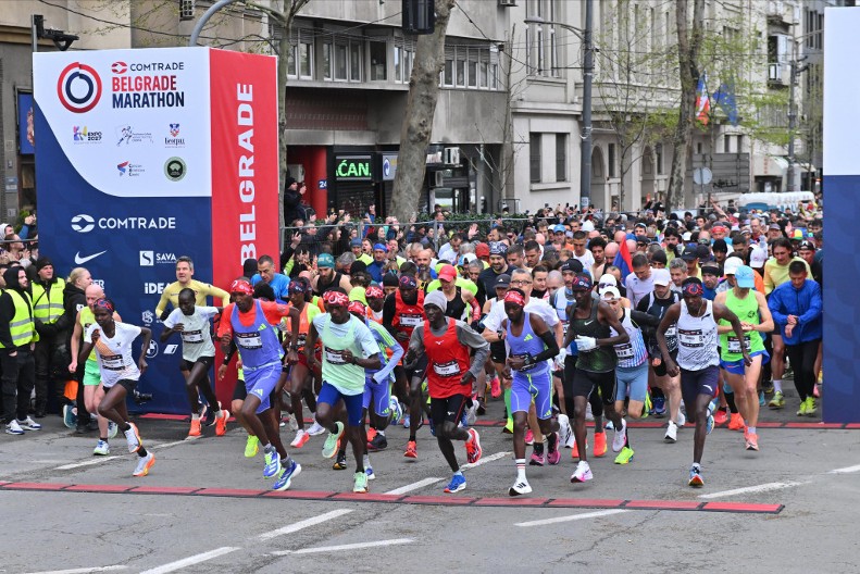 DRAMA NA BEOGRADSKOM MARATONU Trkač kolabirao, Hitna pomoć pokušala da ga oporavi, pa ga na kraju odvezla u bolnicu
