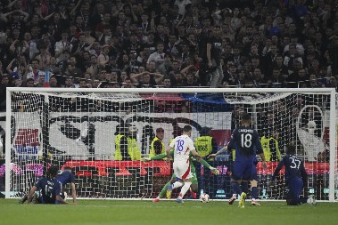 LUDNICA U LIONU Junajted preokrenuo, a onda je Onana sve prosuo