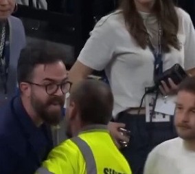 TOTALNO POLUDEO Zvezdin direktor izbačen iz hale, a onda iz revolta bacio sako (VIDEO)