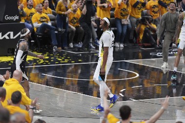 INDIJANA OČISTILA POD SA MILVOKIJEM Janis ne može sam, Pejsersi pokazali šta je tim