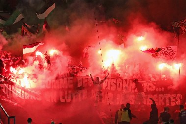 NEVIĐEN SKANDAL U FRANCUSKOJ Navijači Sent Etjena pogodili sudiju u glavu, utakmica HITNO prekinuta!