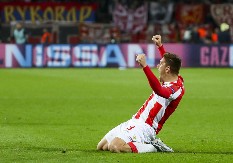 PISAO ISTORIJU ZVEZDE, SRUŠIO ŠAMPIONA EVROPE I UŠAO U LEGENDU Miljenik "delija" uživa ispred krčme u selu (FOTO)