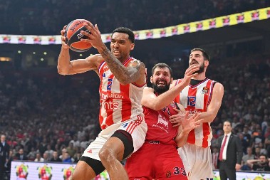 UŽASNA SCENA Ogroman peh zadesio Crvenu zvezdu, Bolomboja izneli sa terena