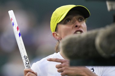 ŠTA BI BILO DA JE SRBIN OVO URADIO? Iga pobesnela i umalo povredila skupljača loptica (VIDEO)