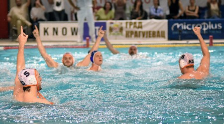 VATERPOLISTI RADNIČKOG U FINALU KUPA EVROPE Pobedom od sedam golova razlike nadoknadili poraz od 13:10 od Mladosti u Zagrebu