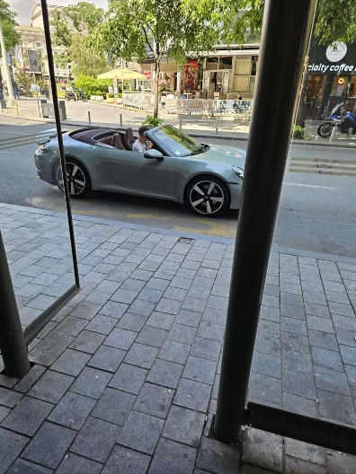 SVI SE OKREĆU Igrač Zvezde provozao besnu mašinu kroz Beograd (FOTO)