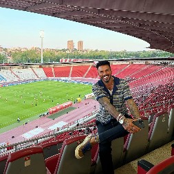 VRATIO SE NA "MARAKANU" Igrao je u Zvezdi, učestvovao u rijalitiju, "muvao" lepotice, a sada je došao da gleda crveno-bele (FOTO)