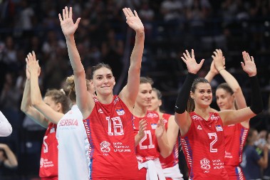 TIJANA BOŠKOVIĆ NA TRADICIONALNOM HODOČAŠĆU KA OSTROGU Čuvena odbojkašica oduševila sve i pokazala koliko poštuje tradiciju i veru