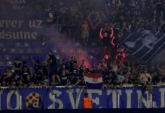 HRVATI NAPRAVILI SKANDAL O KOJEM BRUJI EVROPA Navijači Dinama prebili turiste, razlog je bizaran (UZNEMIRUJUĆ VIDEO)