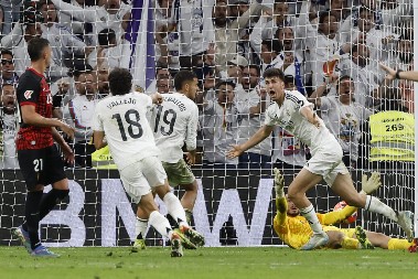 BARSA (JOŠ) NIJE ŠAMPION Real slavio preokretom u poslednjim trenucima meča