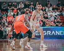 DRAMA NA KRAJU MEČA Doktori uleteli na teren, svi se hvatali za glavu