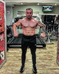 IZDOMINIRAO, A SADA GA ČEKA ČUVENI GLUMAC Dušan Savić osvojio Balkanski kup u bench presu i overio vizu za spektakl koji organizuje Arnold Švarceneger