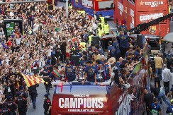 VELIKO SLAVLJE SE PRETVORILO U PRAVU DRAMU Fudbaler Barselone pao sa autobusa tokom šampionske povorke