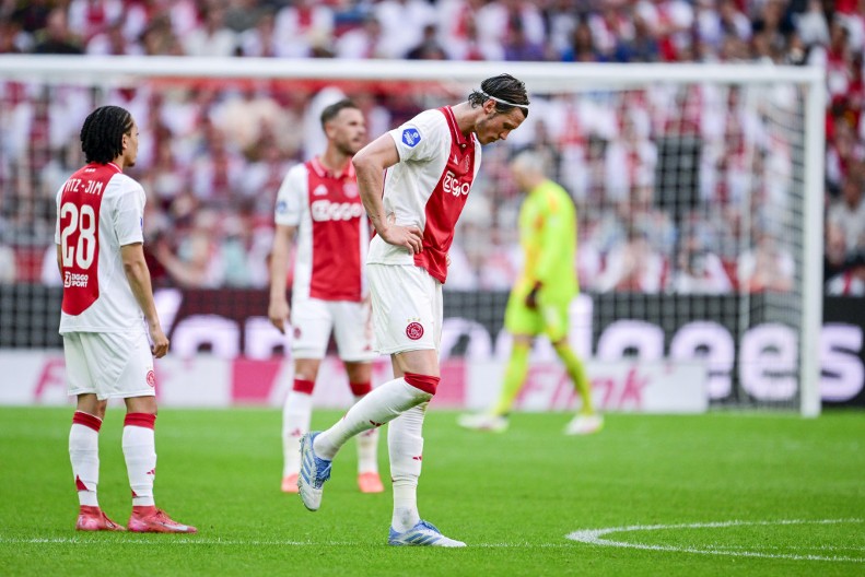 SRAMOTAN POTEZ ŠOKIRAO FUDBALSKI SVET Napadač Ajaksa potpuno "poludeo" i udario kameru: Pobesneo zbog izgubljene titule (VIDEO)