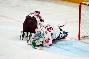 JEZIVA SCENA Sudija udaren palicom u glavu usred utakmice (VIDEO)