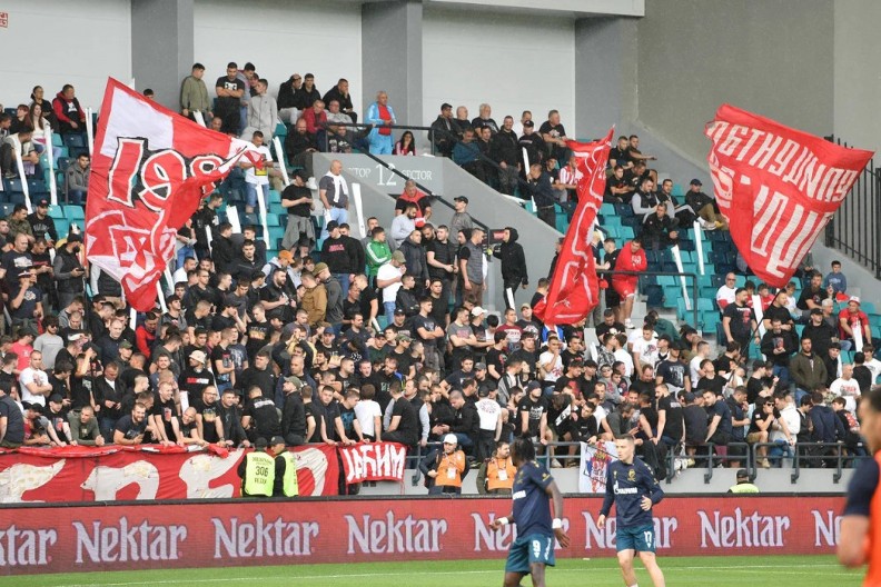 DRAMA NA TERENU Topovski udar pukao pored igrača, trojica pala na zemlju (VIDEO)