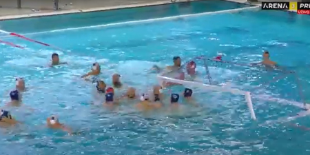 BRUTALNA TUČA VATERPOLISTA RADNIČKOG I NOVOG BEOGRADA Opšti haos u finalu, sevale pesnice na sve strane, potopljen gol (VIDEO)