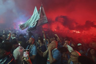 PODRHTAVA VEZUV, GORI NA JUGU APENINA Napoli je ponovo šampion Italije!