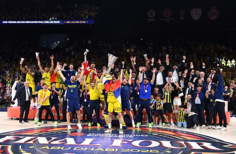 GORI ISTANBUL Hiljade navijača Fenerbahčea dočekalo nove prvake Evrope na aerodromu (VIDEO)