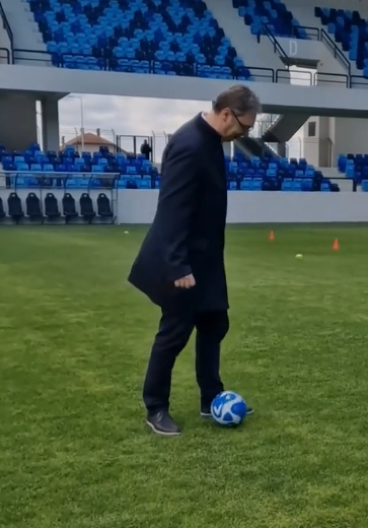 "SELEKTOR NEKA RAZMISLI" Predsednik Vučić pokazao fudbalsko umeće, pa poslao Piksiju šaljivu poruku (VIDEO)