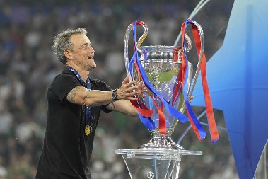 KAKAV GEST Navijači PSŽ-a dirnuli Luisa Enrikea